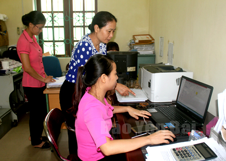 Lãnh đạo Phòng Lao động - Thương binh và Xã hội huyện Văn Yên rà soát việc cấp thẻ bảo hiểm y tế cho người có công.