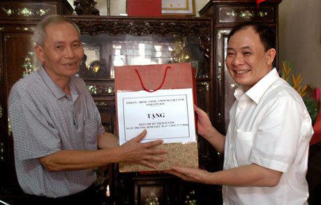 Đồng chí Phạm Duy Cường tặng quà ông Trần Văn Tỳ, thương binh hạng 2/4 ở tổ 7, phường Đồng Tâm, thành phố Yên Bái.
