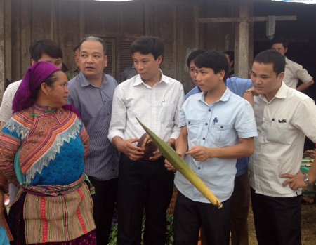Người dân thôn Khe Tát (xã Nà Hẩu, huyện Văn Yên) giới thiệu sản phẩm đặc trưng của địa phương.