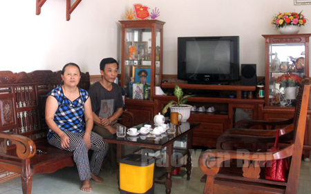 Vợ chồng ông Lê Hữu Dũng - bệnh binh ở tổ 2, phường Nguyễn Phúc, thành phố Yên Bái vui mừng trong căn nhà mới xây.
