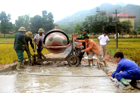 Nhân dân xã Việt Hồng, huyện Trấn Yên tham gia kiên cố hóa đường giao thông nông thôn.