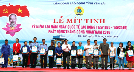 Đồng chí Vương Văn Bằng - Chủ tịch LĐLĐ tỉnh (thứ 4 bên phải) tặng quà CNVCLĐ nhân Tháng Công nhân.