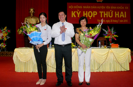 Bí thư Huyện ủy Yên Bình Nguyễn Minh Toàn tặng hoa chúc mừng các đồng chí vừa được bầu vào các chức danh lãnh đạo chủ chốt của HĐND, UBND huyện.
