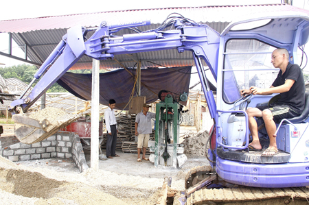 Xóa bỏ lò gạch thủ công, gia đình ông Lại Văn Nghiêm ở thôn 2, xã Văn Tiến đã đầu tư trên 400 triệu đồng mua sắm máy móc để chuyển đổi sang sản xuất gạch không nung.