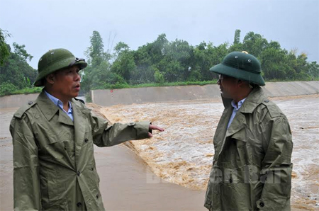 Đồng chí Nguyễn Văn Khánh - Phó chủ tịch UBND tỉnh kiểm tra công tác PCTT&TKCN khu vực ngầm tràn liên hợp xã Phù Nham.