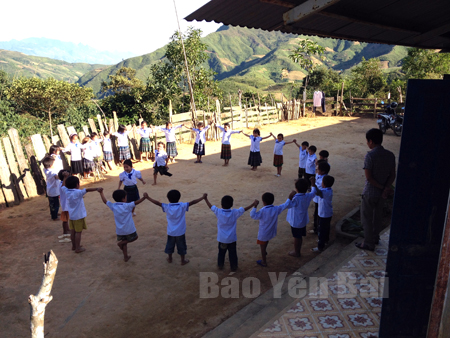 Học sinh tiểu học ở xã Làng Nhì trong giờ chơi.