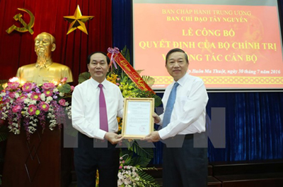 Chủ tịch nước Trần Đại Quang trao Quyết định của Bộ Chính trị phân công ông Tô Lâm, Ủy viên Bộ Chính trị, Thượng tướng, Bộ trưởng Bộ Công an giữ chức vụ Trưởng Ban Chỉ đạo Tây Nguyên.
