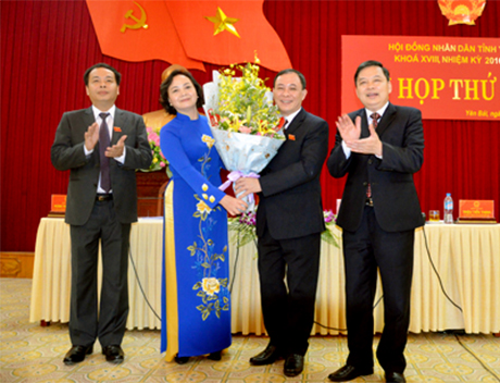 Các đồng chí lãnh đạo tỉnh tặng hoa chúc mừng đồng chí Phạm Thị Thanh Trà được bầu tái cử giữ chức Chủ tịch UBND tỉnh Yên Bái khóa XVIII. (ảnh Văn Tuấn)