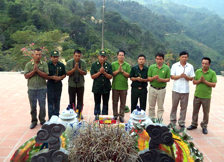 Cựu chiến binh Sư đoàn 356 Yên Bái thắp hương tưởng niệm đồng đội tại Đài hương 468 (Vị Xuyên - Hà Giang).
