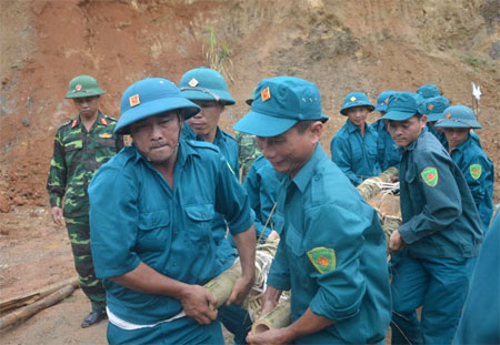 Vận chuyển bom lên xe.