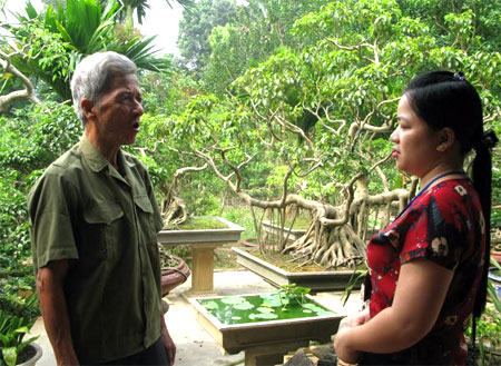Cán bộ phụ trách lĩnh vực văn hóa - xã hội phường Nguyễn Phúc thăm hỏi đời sống gia đình thương binh  Nguyễn Ngọc Bảo.