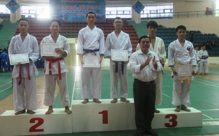 Ban tổ chức trao giải cho các vận động viên đạt thành tích cao ở môn Karate.