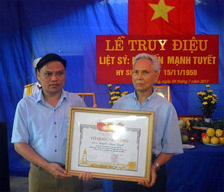Lãnh đạo huyện Trấn Yên trao bằng Tổ quốc ghi công cho than nhân liệt sỹ.