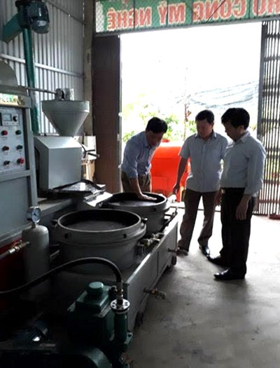 HTX Thái Sơn, thôn 2, xã Tân Lĩnh, huyện Lục Yên đầu tư máy ép tinh dầu thực vật từ lạc, vừng, đỗ tương để sản xuất dầu ăn.