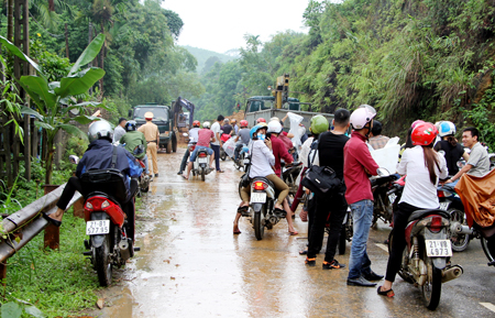 Sạt lở đất trên tuyến đường Yên Bái - Khe Sang thuộc khu vực thôn 6, xã Việt Thành đã gây ách tắc giao thông nghiêm trọng trong nhiều giờ.
