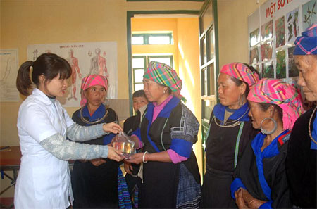 Hội viên Hội Phụ nữ xã La Pán Tẩn, huyện Mù Cang Chải nhận thuốc miễn phí tại Trạm Y tế xã.