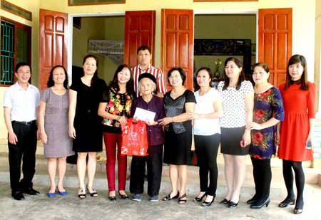 Lãnh đạo thành phố Yên Bái và đại diện Câu lạc bộ Nữ doanh nhân thành phố Yên Bái thăm và tặng quà Mẹ Việt Nam anh hùng Nguyễn Thị Lô, xã Văn Phú.
