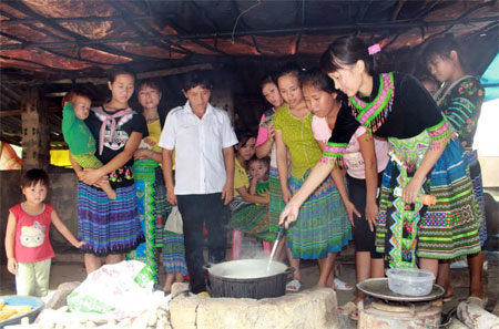 Các thành viên trong Câu lạc bộ Dinh dưỡng thôn Ba Cầu thực hiện nấu bữa ăn kiểu mẫu.