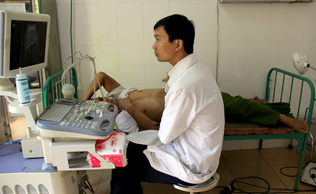Các bác sỹ Bệnh viện Đa khoa tỉnh khám bệnh cho gia đình chính sách tại xã Văn Tiến, thành phố Yên Bái.