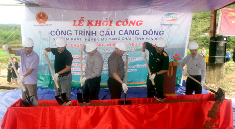 Lãnh đạo Tổng cục Đường bộ Việt Nam, Tập đoàn Viễn thông quân đội Viettel, huyện Mù Cang Chải động thổ khởi công xây dựng cầu.
