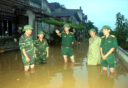 Đại tá Phạm Hồng Chương - Chỉ huy trưởng Bộ CHQS tỉnh kiểm tra ngập lụt và chỉ đạo khắc phục tại phường Hồng Hà, thành phố Yên Bái.