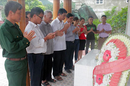 Lãnh đạo xã Tân Thịnh và các đoàn thể thắp hương tại Đài tưởng niệm các anh hùng liệt sỹ của xã.