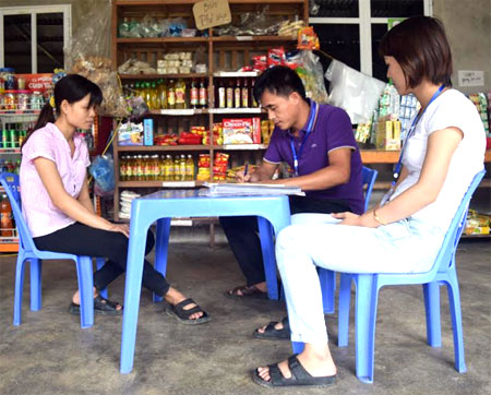 Anh Hà Ngọc Đặng - điều tra viên xã Thượng Bằng La điều tra thông tin tại một hộ kinh doanh.