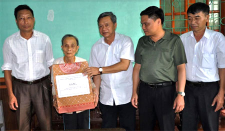 Đồng chí Nông Văn Lịnh – Uỷ viên Ban Thường vụ Tỉnh ủy, Chủ tịch Uỷ ban Mặt trận Tổ quốc tỉnh tặng quà cho bà Nịnh Thị Đào, vợ liệt sĩ.