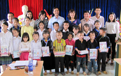 Đồng chí Dương Văn Tiến - Phó Chủ tịch UBND tỉnh và đoàn công tác chụp ảnh lưu niệm với các cháu học sinh.