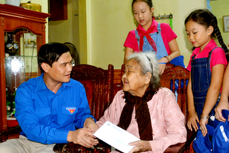 Lãnh đạo Tỉnh đoàn tặng quà Mẹ Việt Nam anh hùng Ngô Thị Hòa ở phường Yên Thịnh, thành phố Yên Bái.