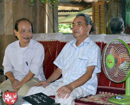 Cán bộ xã Bình Thuận thăm hỏi, động viên gia đình ông Hoàng Kim Úc - thương binh hạng 2/4, thôn Quăn 2.
