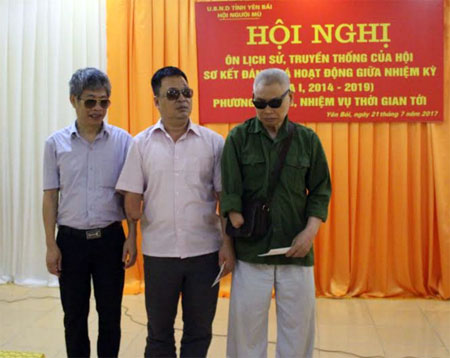Ông Đinh Thanh Tùng - Phó Chủ tịch Hội Người mù Việt Nam tặng quà cho các cựu chiến binh nhân kỷ niệm 70 năm Ngày Thương binh- Liệt sĩ.