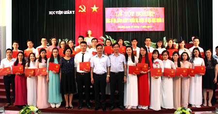 Đồng chí Dương Văn Tiến - Phó Chủ tịch UBND tỉnh cùng lãnh đạo Sở Y tế, Sở Giáo dục và Đào tạo chụp ảnh lưu niệm với các học viên của tỉnh.