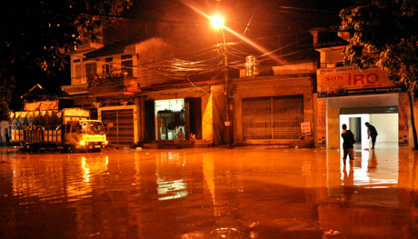 Nước sông Hồng dâng cao gây ngập úng tuyến đường Thanh Niên, thành phố Yên Bái đêm 17/7vừa qua.