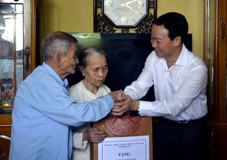 Đồng chí Đỗ Đức Duy - Chủ tịch UBND tỉnh tặng quà ông Đặng Văn Mão, bố liệt sỹ ở tổ 51A, phường Đồng Tâm, thành phố Yên Bái.
