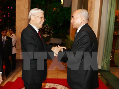Quốc vương Campuchia Norodom Sihamoni đón Tổng Bí thư Nguyễn Phú Trọng.