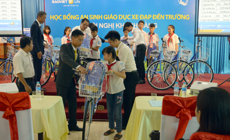 Lãnh đạo Công ty Bảo việt nhân thọ Yên Bái trao tặng xe đạp cho các em học sinh nghèo hiếu học trên địa bàn thành phố Yên Bái. 
