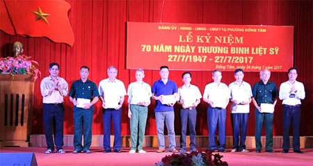 Lãnh đạo UBND phường Đồng Tâm trao quà cho các đối tượng chính sách trên địa bàn.