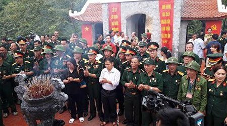 Mẹ con bà Hà Thị Dung cùng các cựu chiến binh thắp hương tại đài hương 468 để tưởng niệm những người lính Vị Xuyên nằm lại chiến trường.
