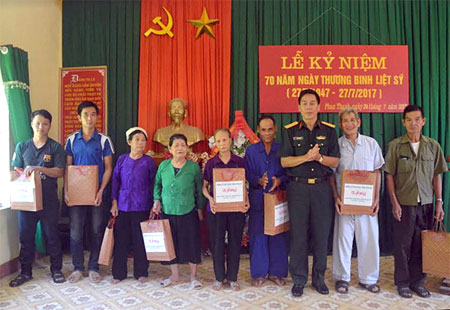 Đại tá Phùng Thanh Tiến - Phó chính ủy Bộ CHQS tỉnh tặng quà cho đối tượng chính sách xã Phan Thanh, huyện Lục Yên.
