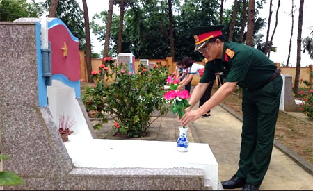 Lãnh đạo Viettel Yên Bái cùng các đoàn viên thanh niên thay hoa trên các phần mộ liệt sỹ.