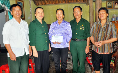 Hội Cựu TNXP tặng quà cho bà Hoàng Thị Nấng là thân nhân liệt sỹ, thôn Hợp Thành, xã Tuy Lộc (thành phố Yên Bái).