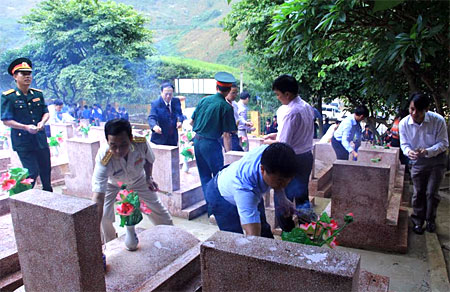 Lãnh đạo huyện Mù Cang Chải thắp hương tri ân các anh hùng liệt sỹ tại Nghĩa trang Liệt sỹ huyện.
