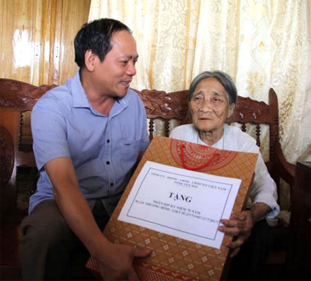 Đồng chí Phó Chủ tịch HĐND tỉnh Triệu Tiến Thịnh thăm và tặng quà mẹ Việt Nam anh hùng Nguyễn Thị Ngọ ở thôn 10, xã Đại Phác.