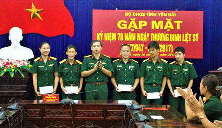 Đảng ủy, Bộ CHQS tỉnh tặng quà các đồng chí là con thương binh, con liệt sỹ đang công tác tại các cơ quan, đơn vị trực thuộc.