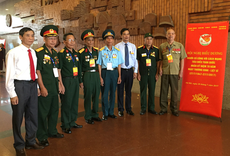 Đồng chí Dương Văn Tiến - Phó chủ tịch UBND tỉnh cùng các đại biểu tỉnh Yên Bái dự Hội nghị chụp ảnh lưu niệm tại Cung văn hóa Hữu nghị Hà Nội.
