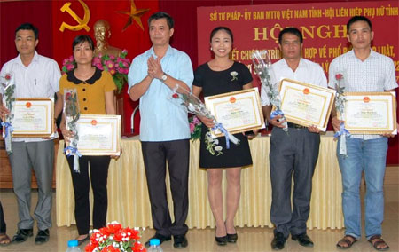 Đồng chí Nguyễn Huy Cường – Giám đốc Sở Tư Pháp  trao tặng giấy khen cho các cá nhân có thành tích xuất sắc trong công tác phổ biến, giáo dục pháp luật, hòa giải cơ sở và trợ giúp pháp lý, giai đoạn 2011 – 2017.