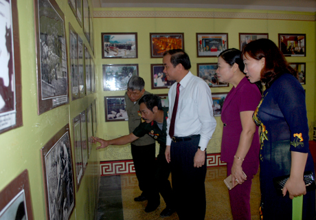 Đồng chí Tạ Văn Long - Phó Chủ tịch Thường trực UBND tỉnh cùng cán bộ, thương binh tham quan Triển lãm.