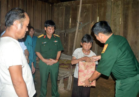 Đại tá Trần Văn Tuệ - Phó Chỉ huy trưởng Bộ CHQS tỉnh trao quà và tiền hỗ trợ gia đình nạn nhân Hờ Thị Chinh.