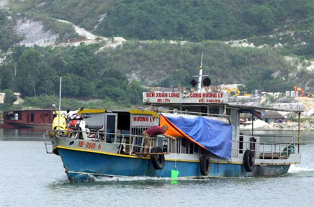Phương tiện vận tải đường thủy nội địa vận chuyển khách trên hồ Thác Bà.
